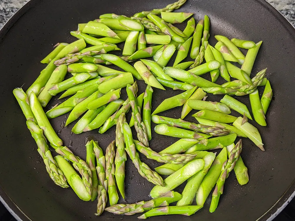 Espárragos verdes salteados.