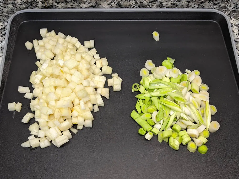 Pera a dados y ajos tiernos cortados.