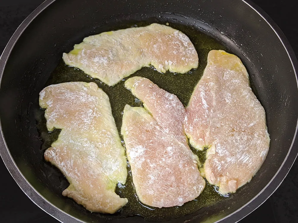 Pollo enharinado en cazuela.