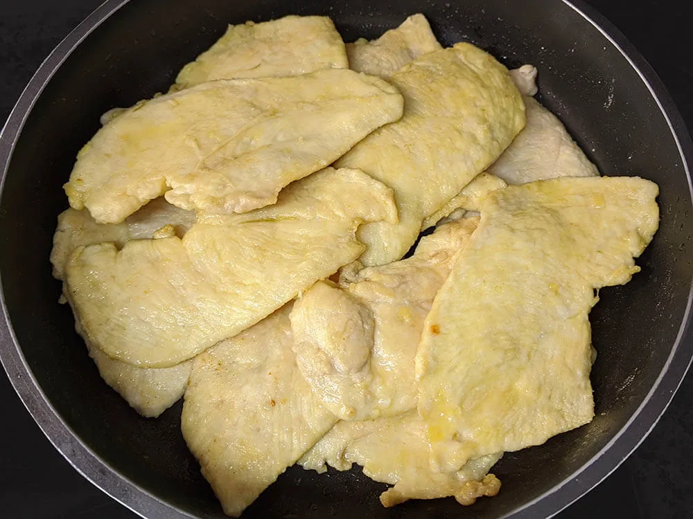 Pollo enharinado frito.