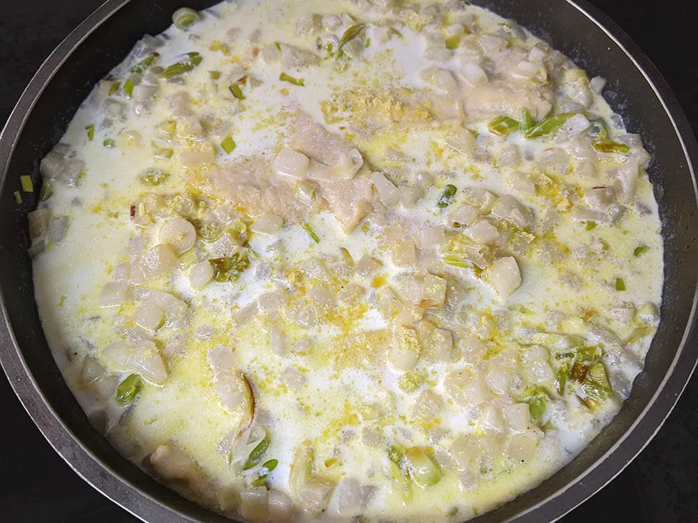 Pollo, pera, ajos, crema de leche y leche.