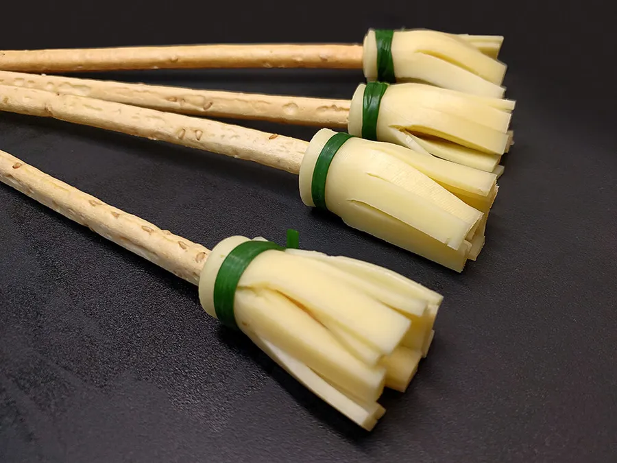 Escobas de queso para Halloween