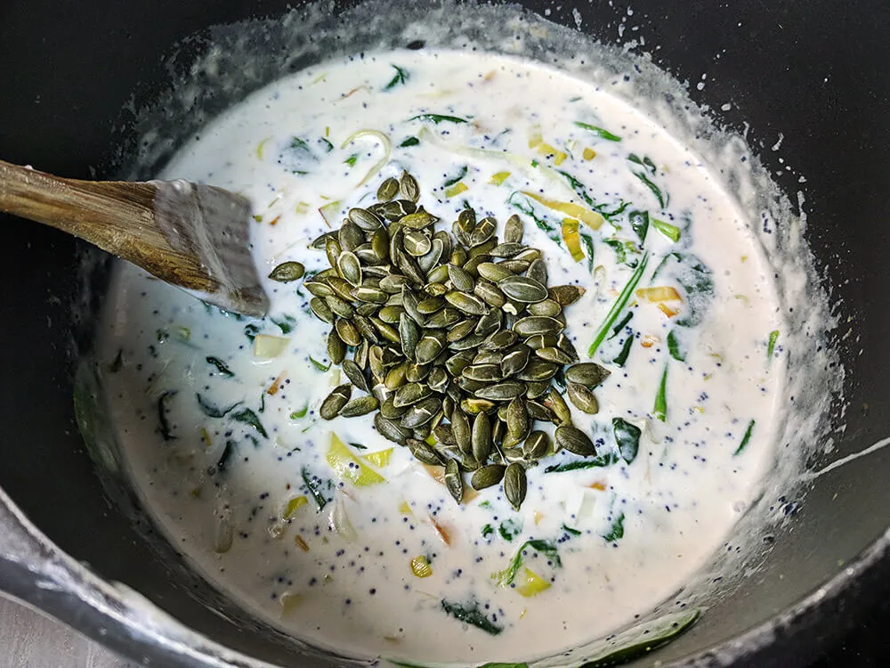 Salsa de puerro, espinacas baby y crema de leche con pipas de calabaza tostadas.