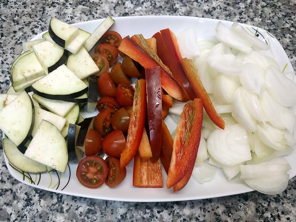 Berenjena, tomates cherry, pimiento rojo y cebolla cortados