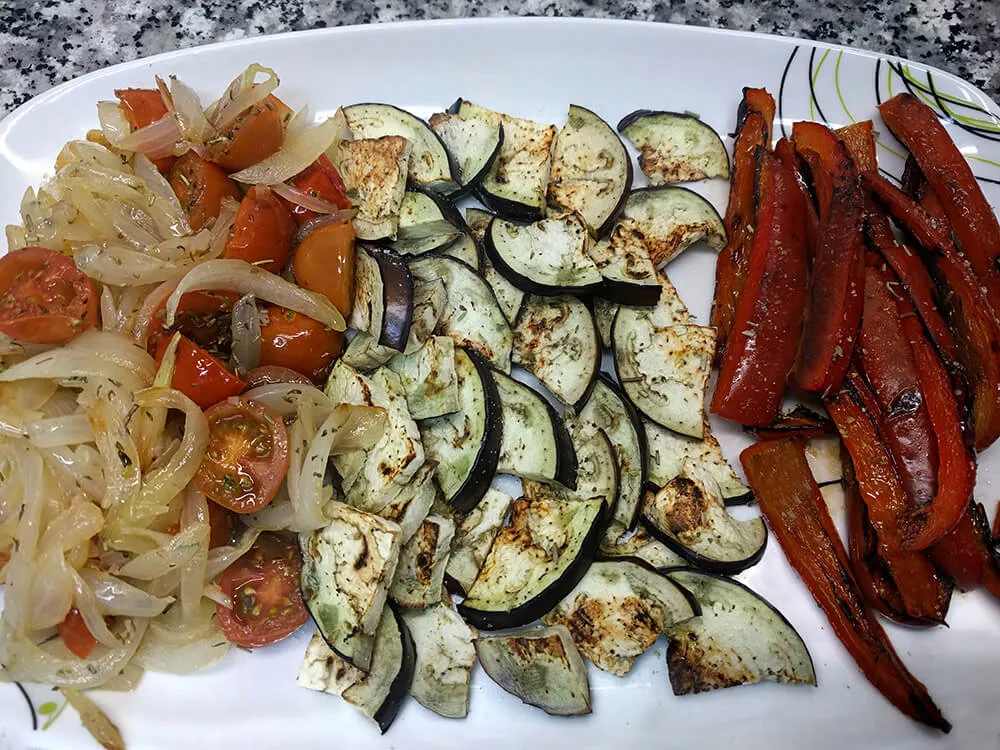 Berenjena, pimiento rojo, cebolla y tomates cherry cocinados