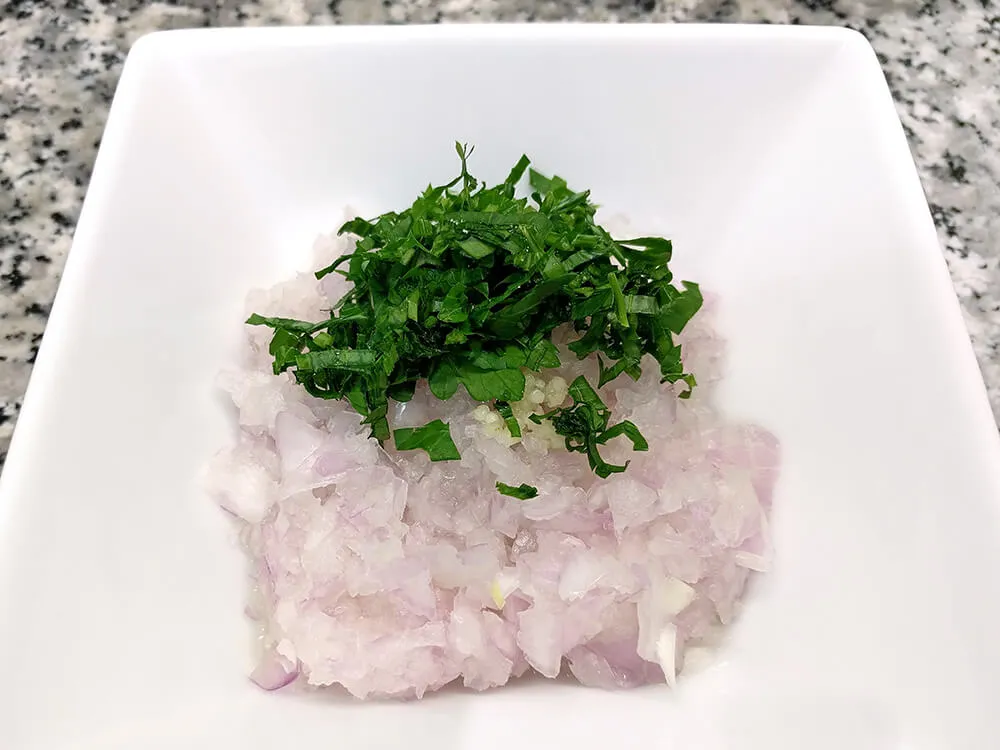 Cebolla y perejil picados