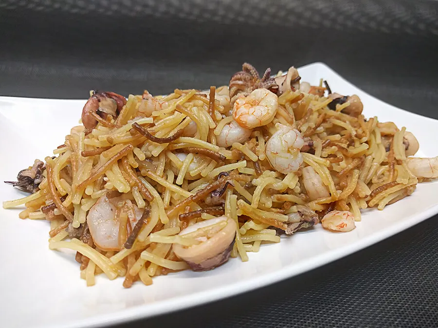 Fideos con calamares y gambitas