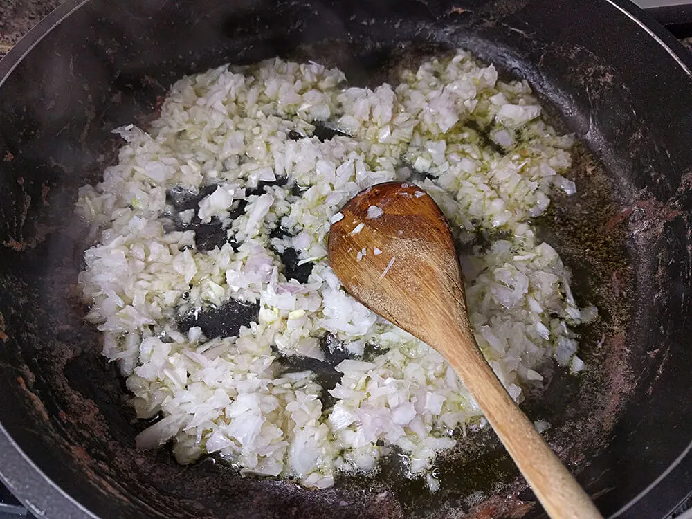 Cebolla picada pochando