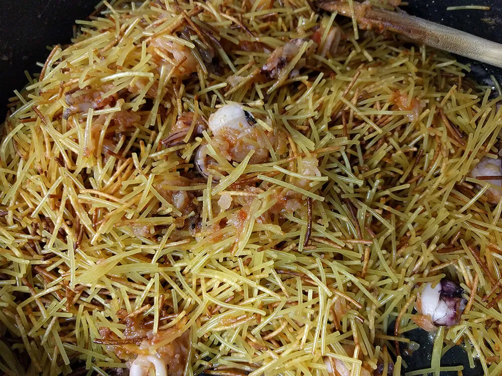 Fideos con el sofrito y los calamares