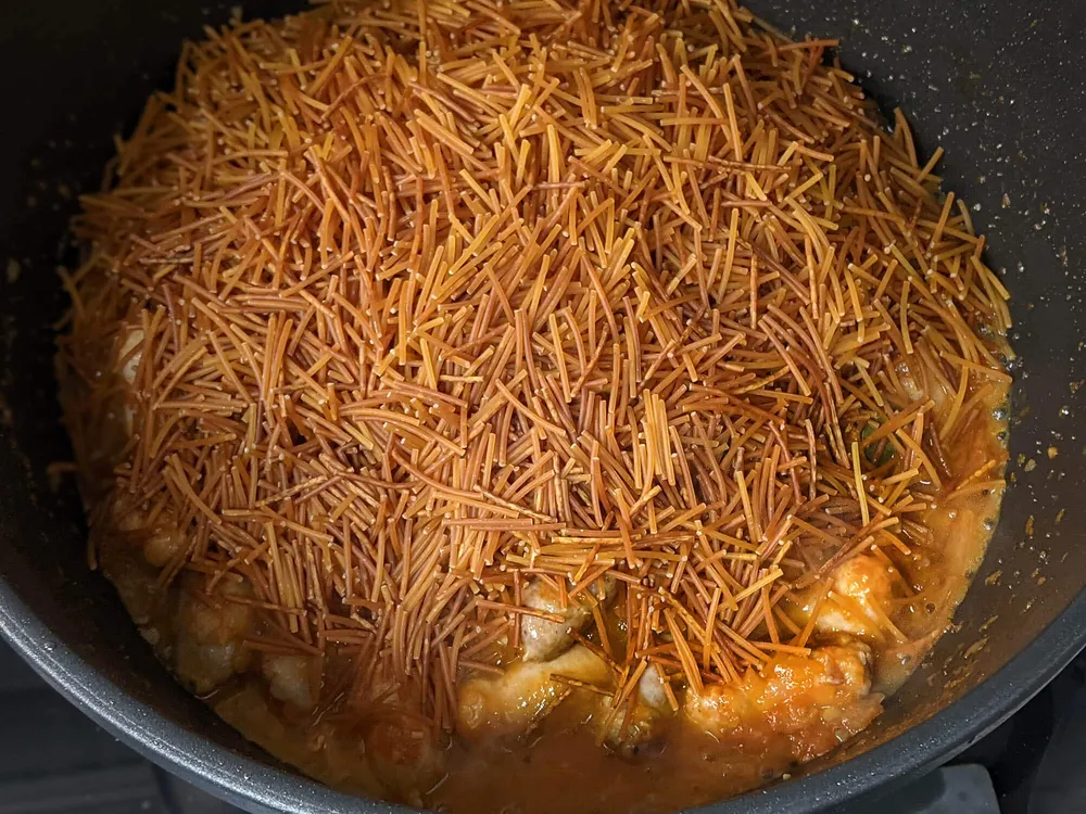 Sofrito y fideos tostados.