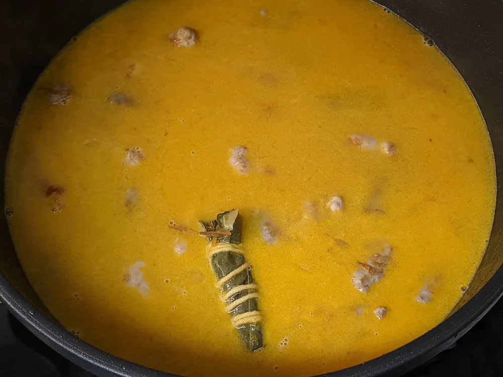 Caldo, atillo de hierbas y salchichas.