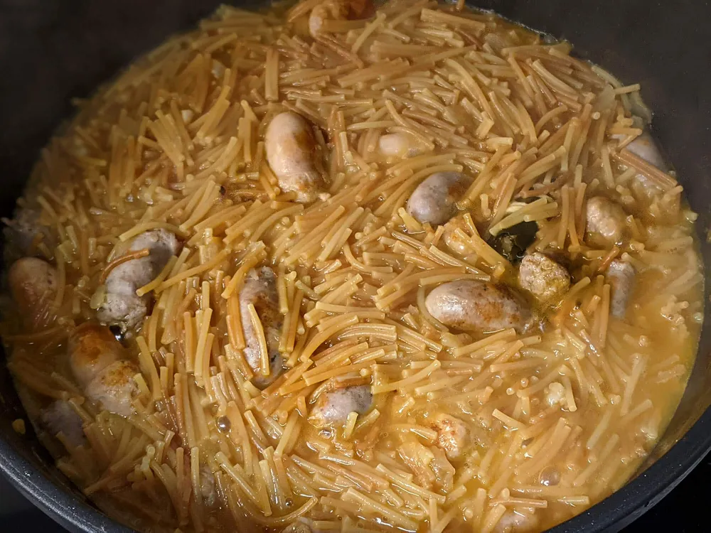 Fideos con salchichas.