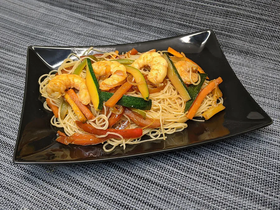 Fideos de arroz con langostinos.