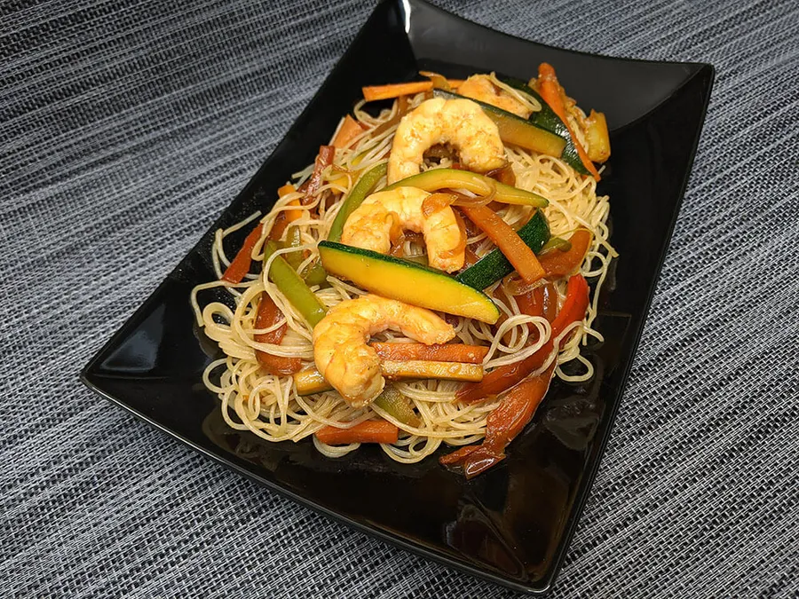 Fideos de arroz con langostinos.