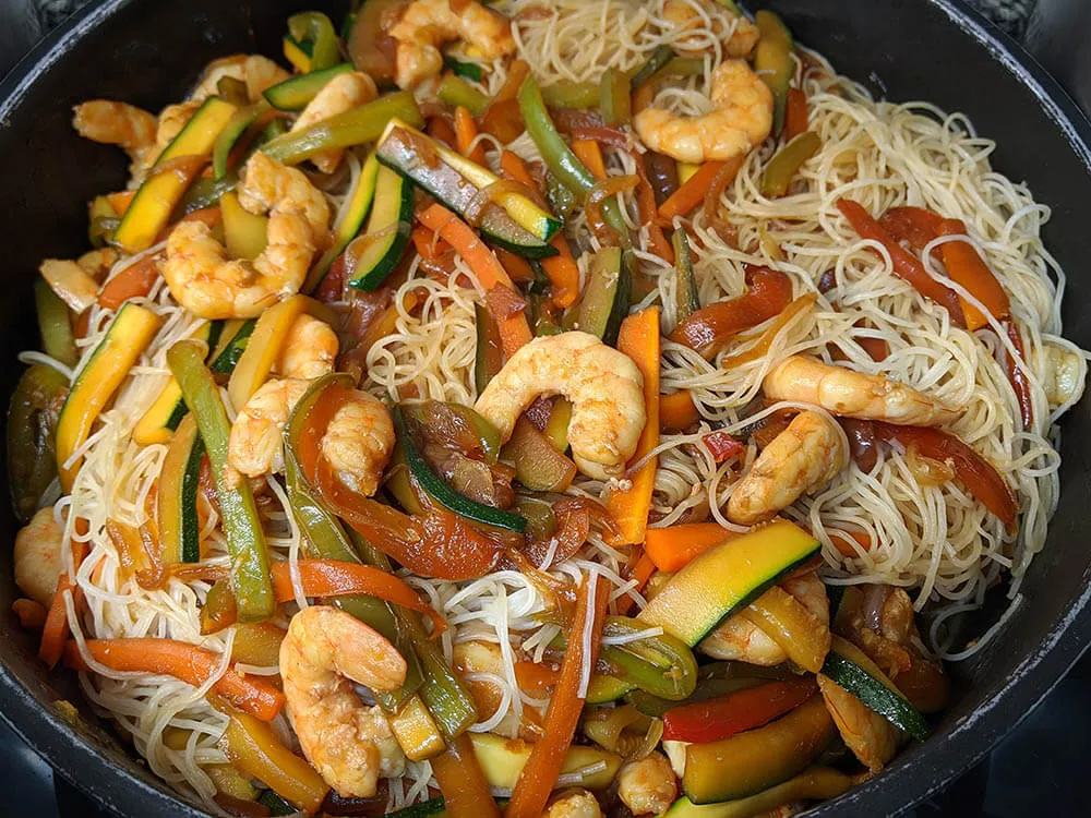 Fideos de arroz con langostinos.