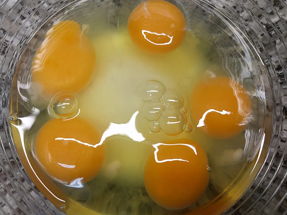 Huevos y azúcar para batir