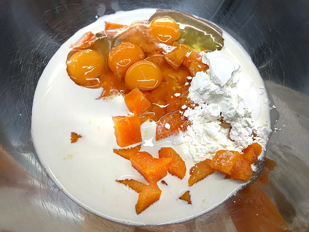 Cuenco con leche, huevos, azúcar, calabaza cocida y Maizena.