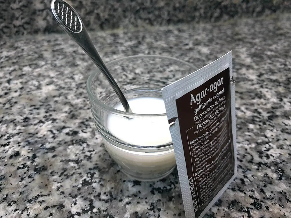 Vaso de leche con agar-agar