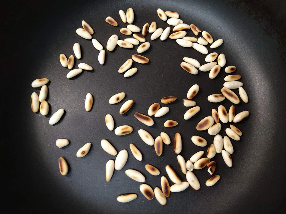 Piñones tostados en sartén.
