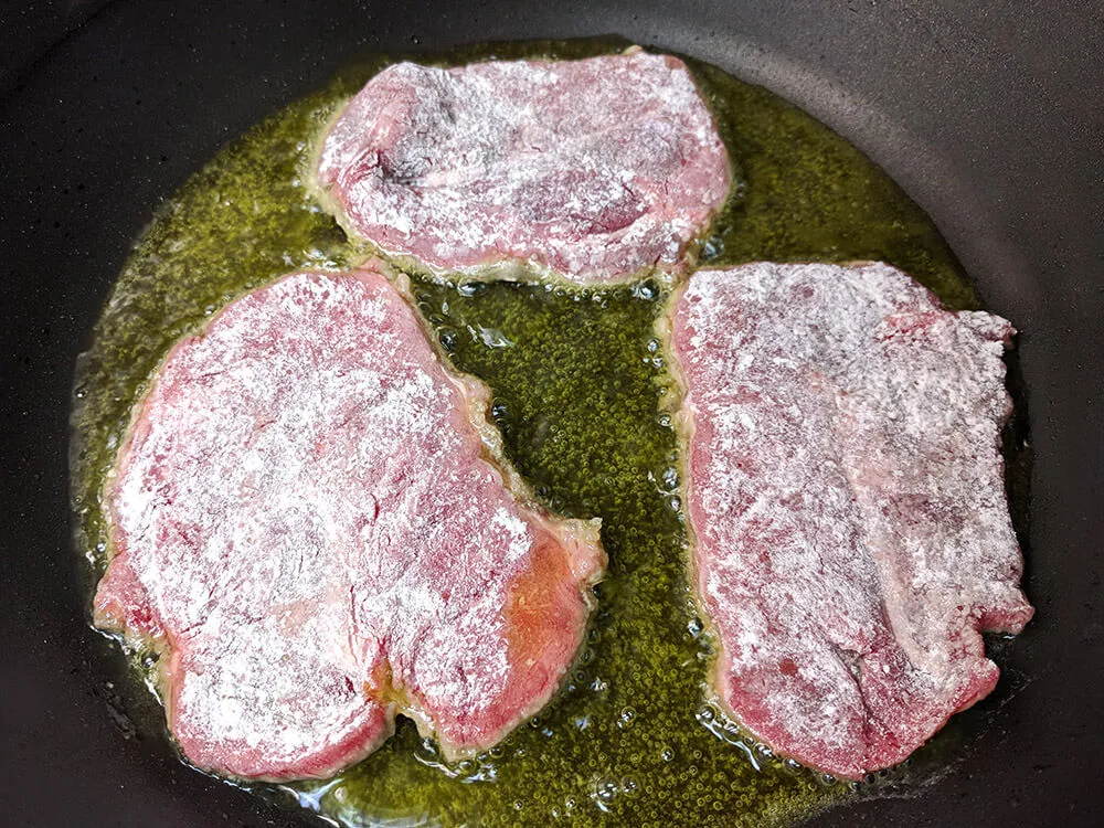 Ternera enharinada en sartén.