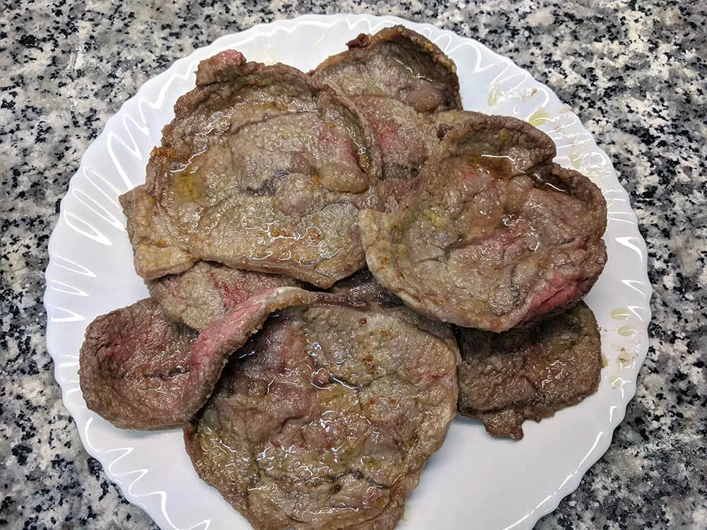 Ternera enharinada frita.