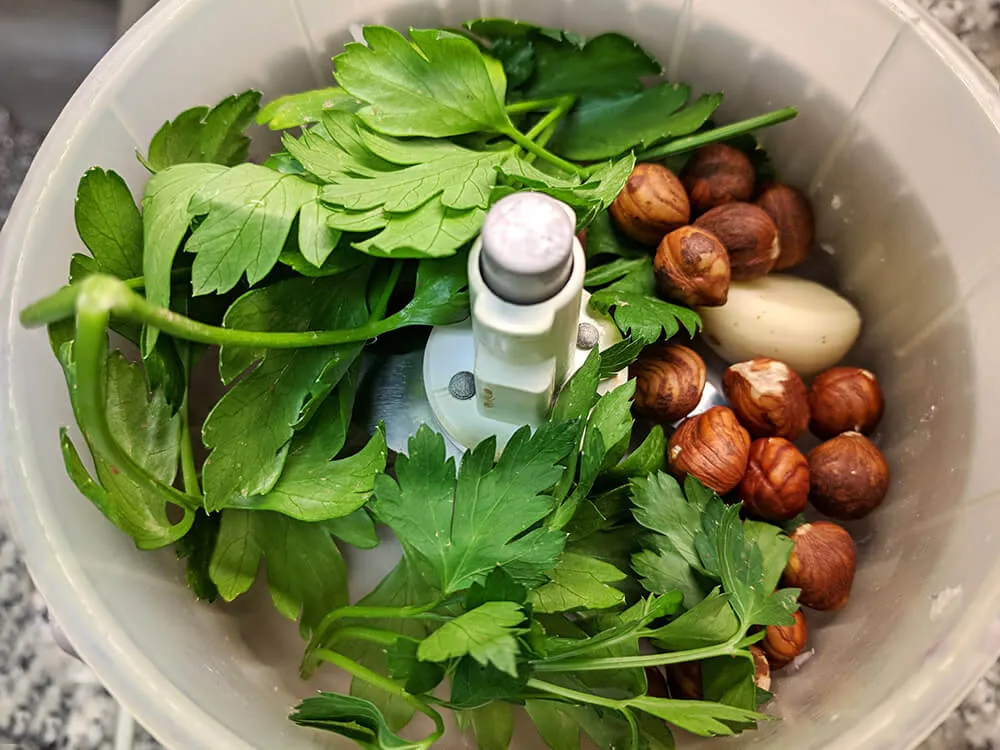 Avellanas, ajo y perejil.