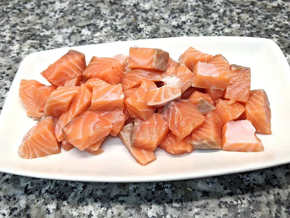 Dados de salmón fresco.