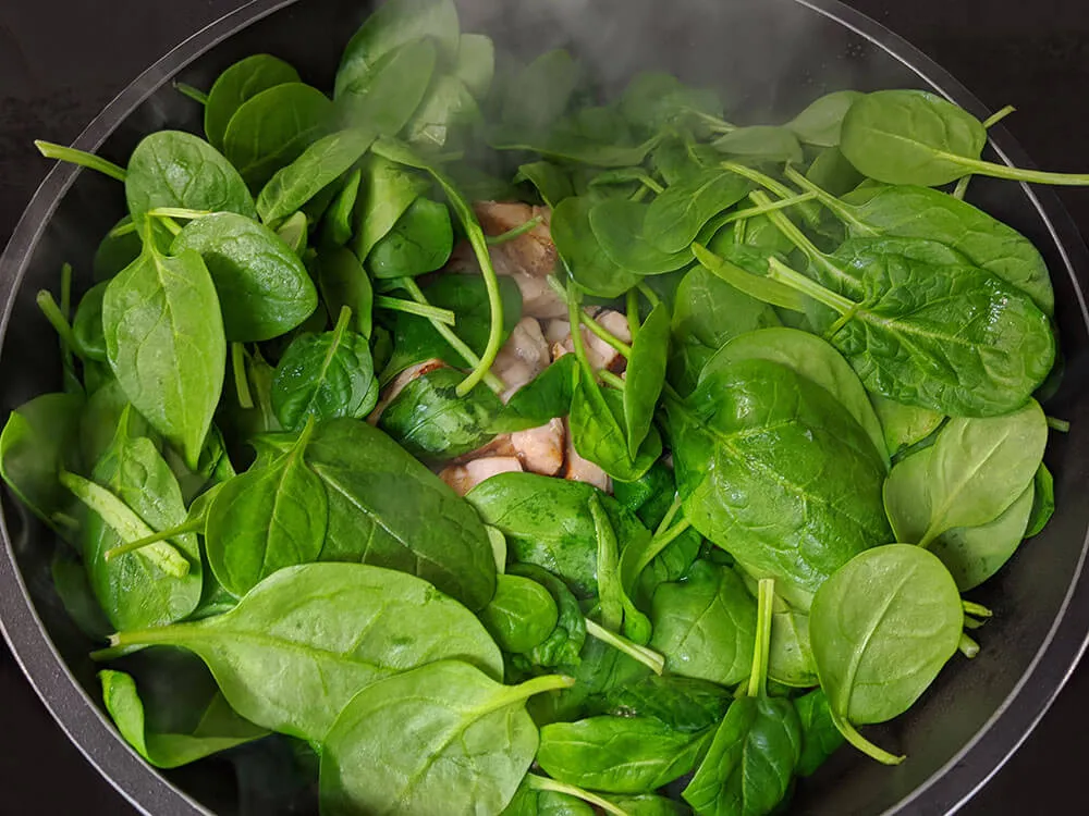 Dados de salmón y espinacas baby.