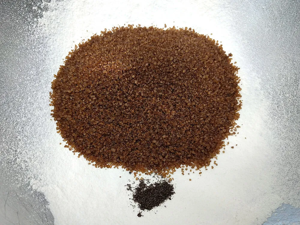 Harina tamizada con azúcar moreno y esencia de vainilla