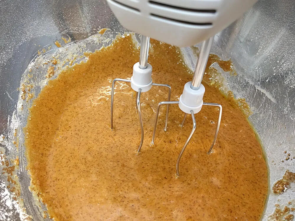 Mezcla de harina tamizada, azúcar moreno, esencia de vainilla  huevos y aceite de oliva