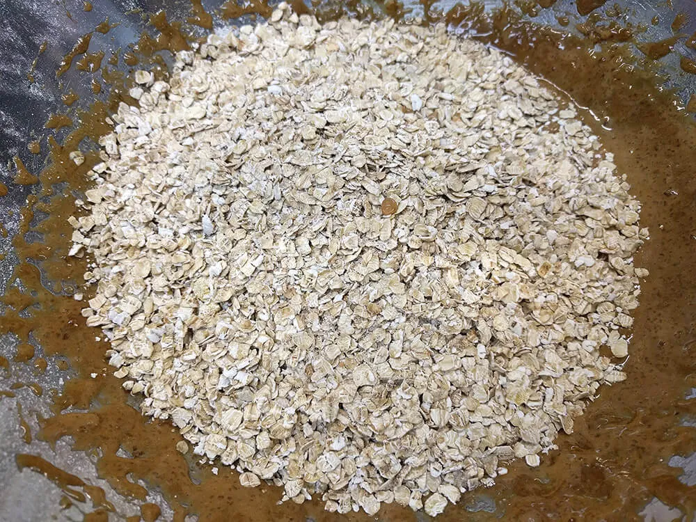 Mezcla base de las galletas junto con los copos de avena
