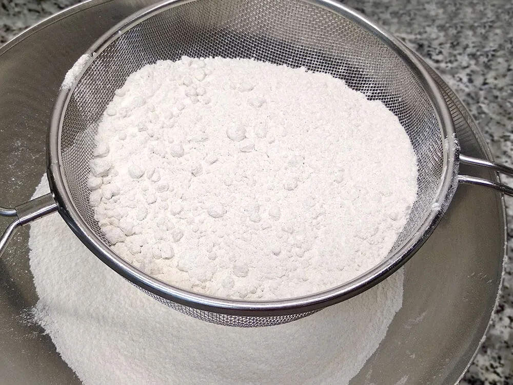 Harina en colador.