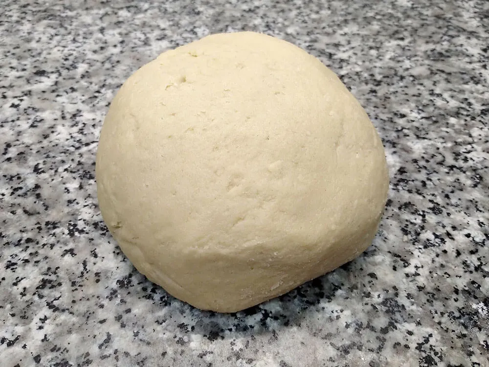 Masa de las galletas de mantequilla lista para estirar.