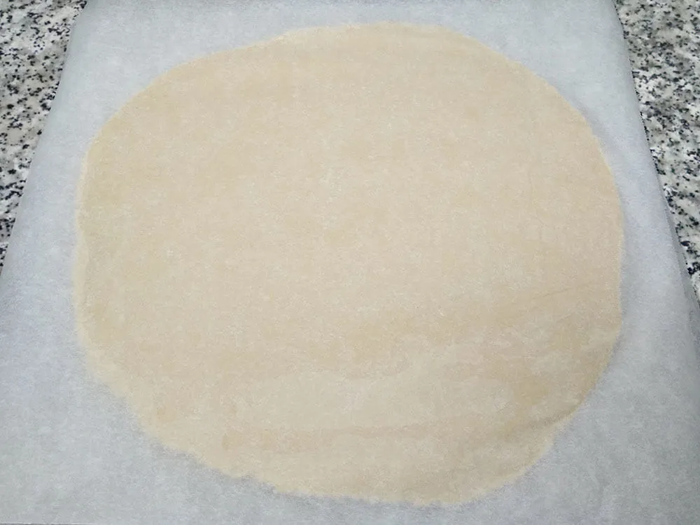 Masa de las galletas de mantequilla estirada lista para cortar.