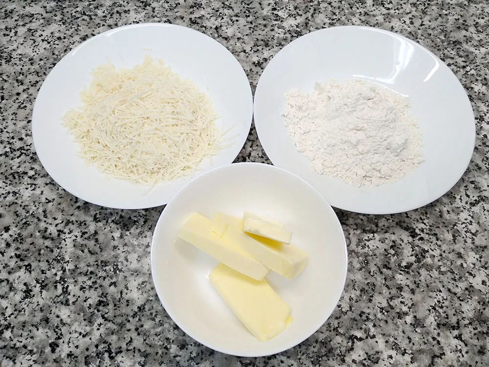 Parmesano rallado, harina y mantequilla.