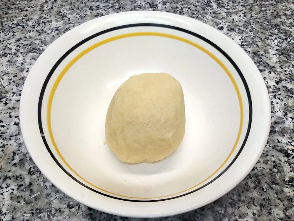 Bola de masa de galleta de parmesano.