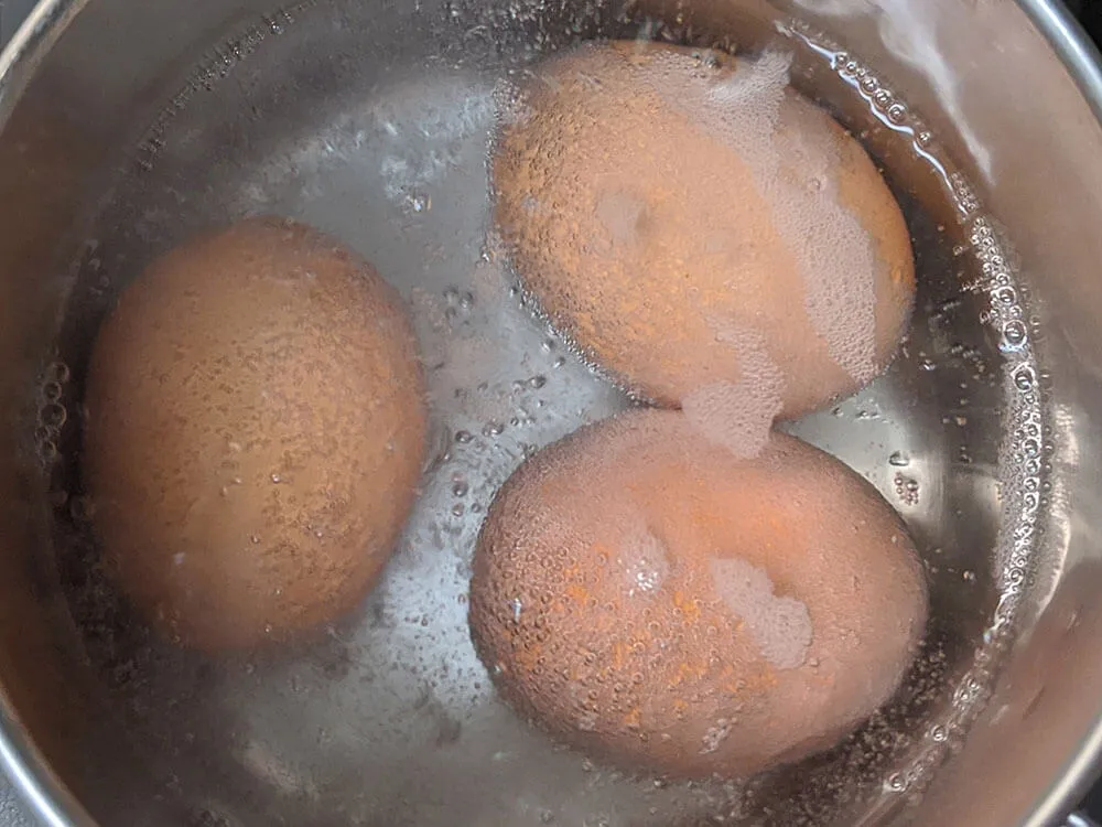 Huevos en agua hirviendo.