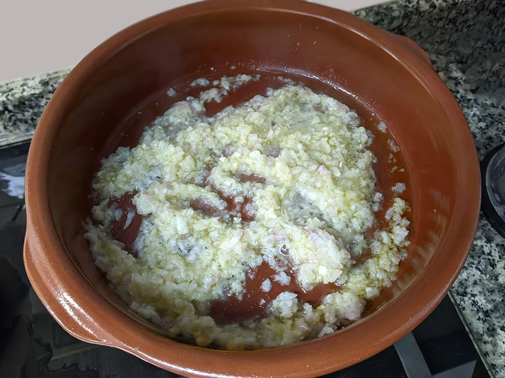 Cebolla picada en cazuela.
