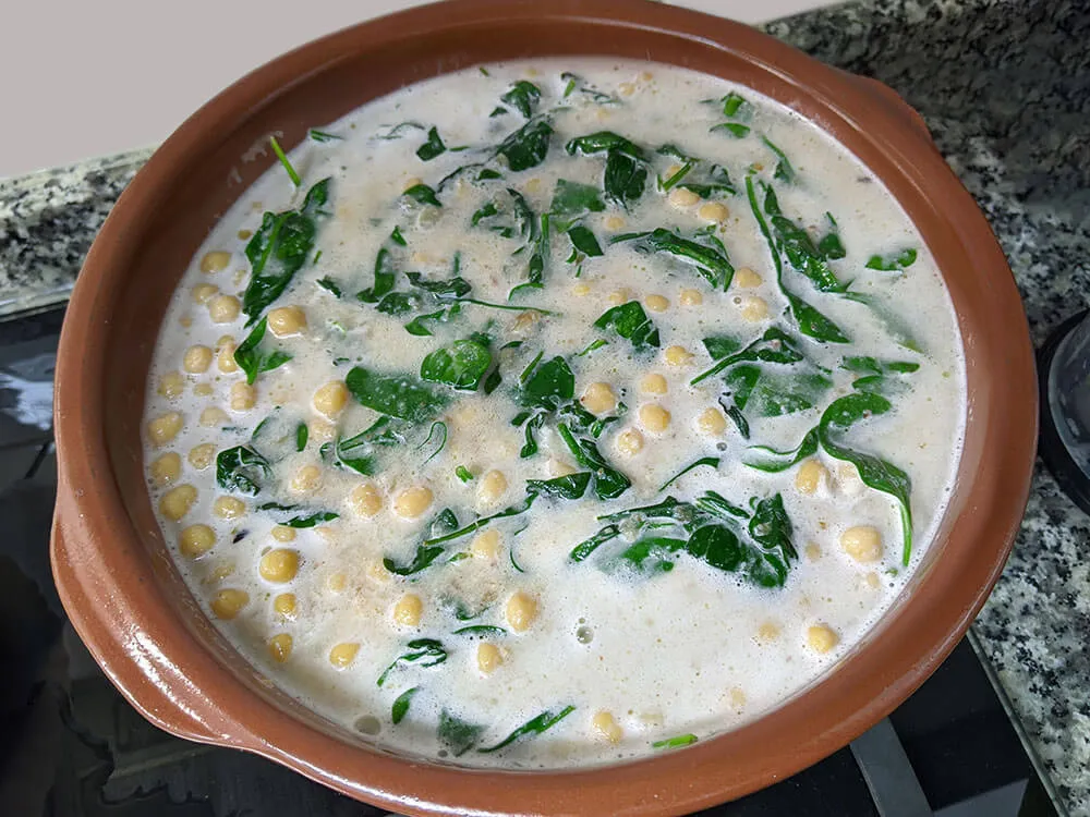 Garbanzos estofados con espinacas baby.