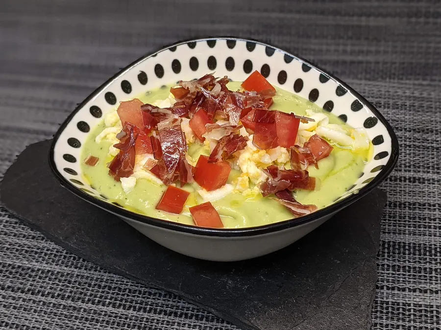 Presentación del gazpacho de aguacate.