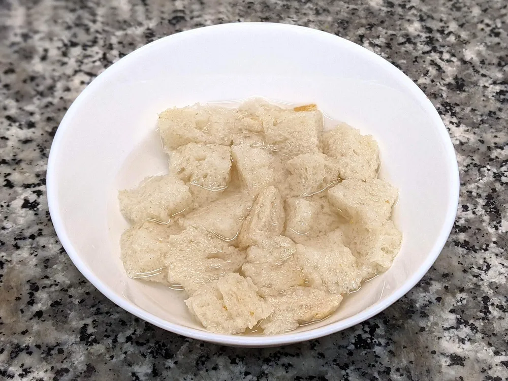 Miga de pan en remojo.