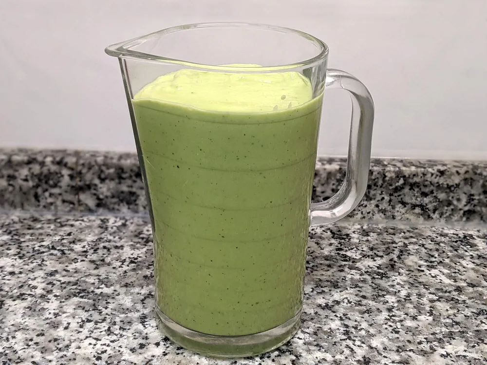 Gazpacho de aguacate en jarra.