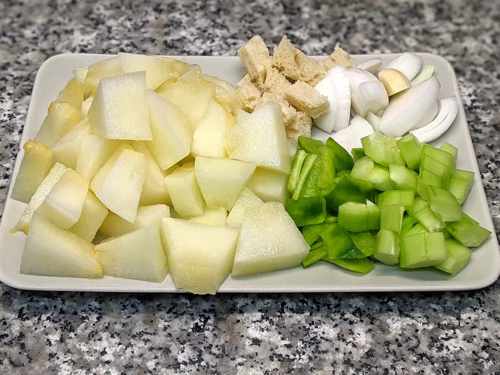 Melón, pepino, pimiento verde, cebolla tierna, diente de ajo y miga de pan.