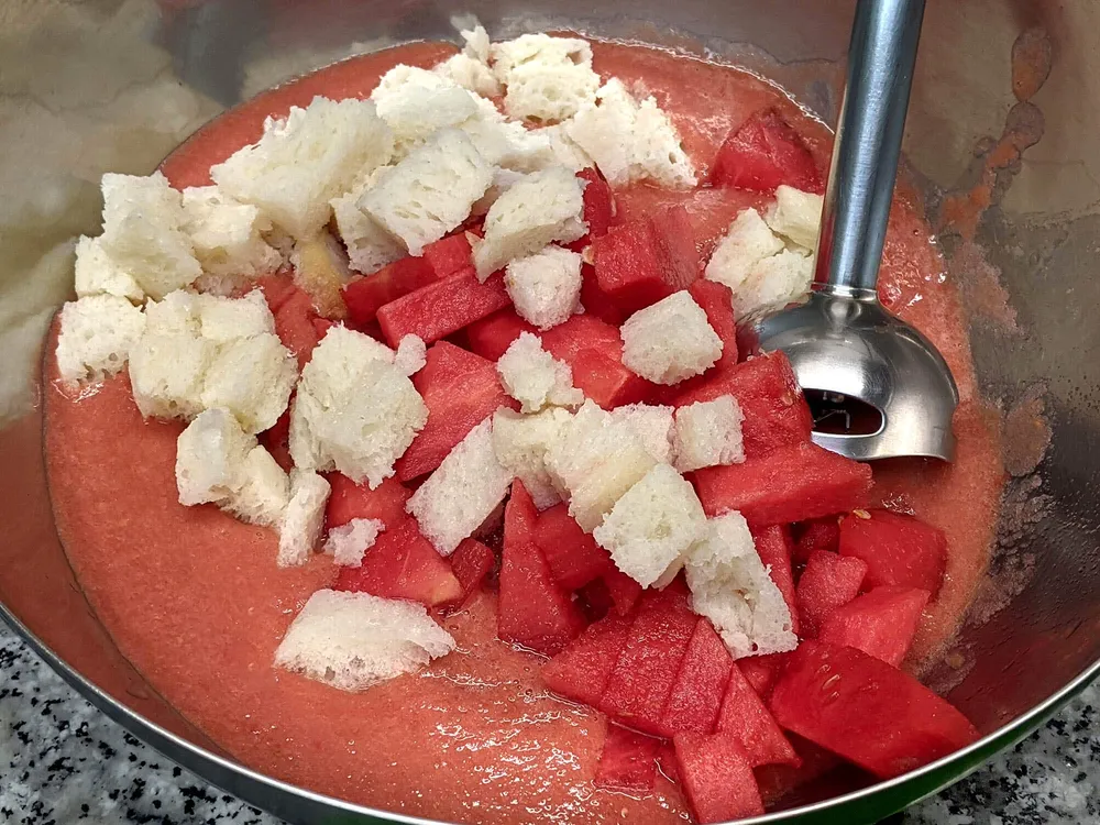 Tomate, pimiento verde, cebolla y diente de ajo triturados, pan remojado y sandía.