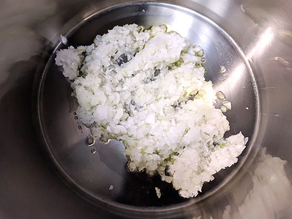 Cebollas tiernas picadas.