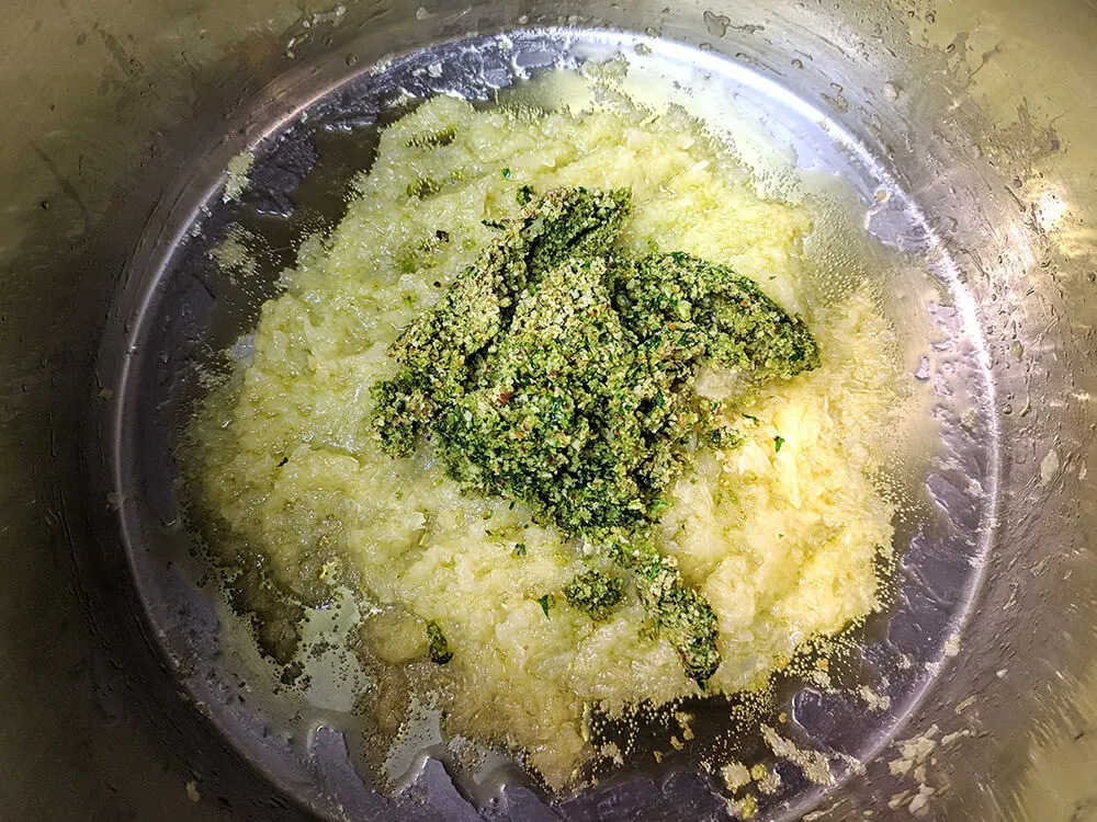 Cebolla pochada y picada de avellanas.