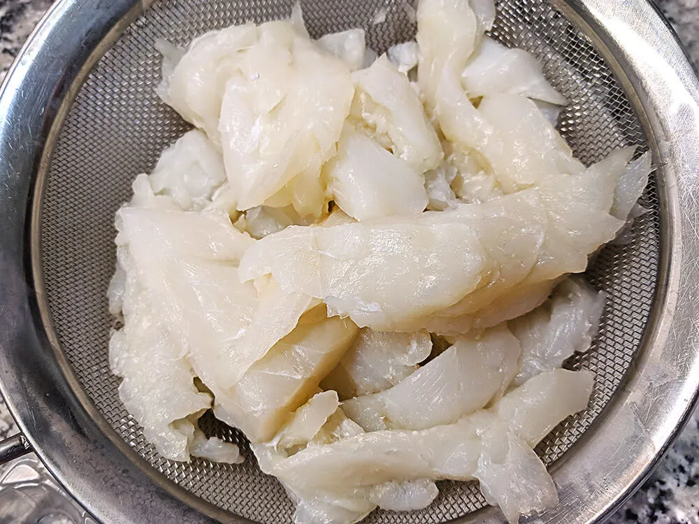 Bacalao desalado y desmigado.