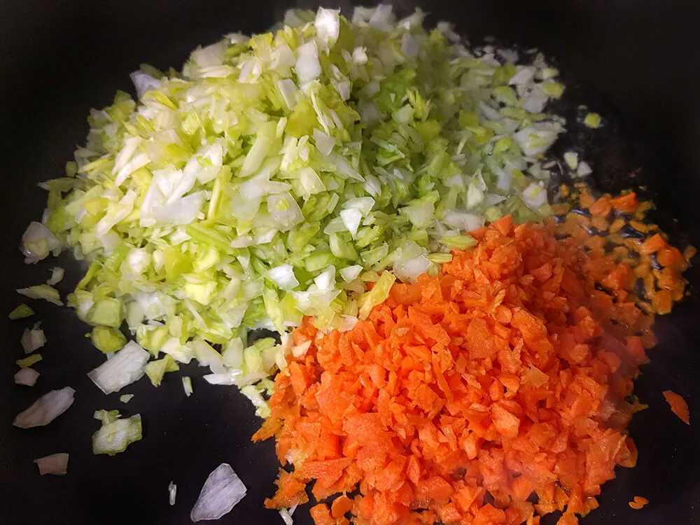 Puerro y zanahoria rehogándose