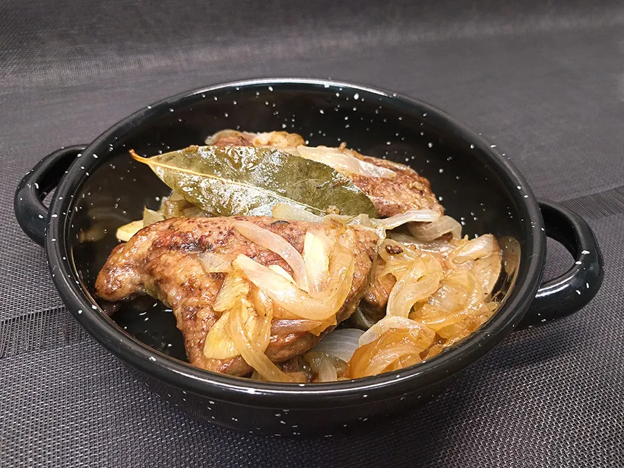Hígado de ternera encebollado.