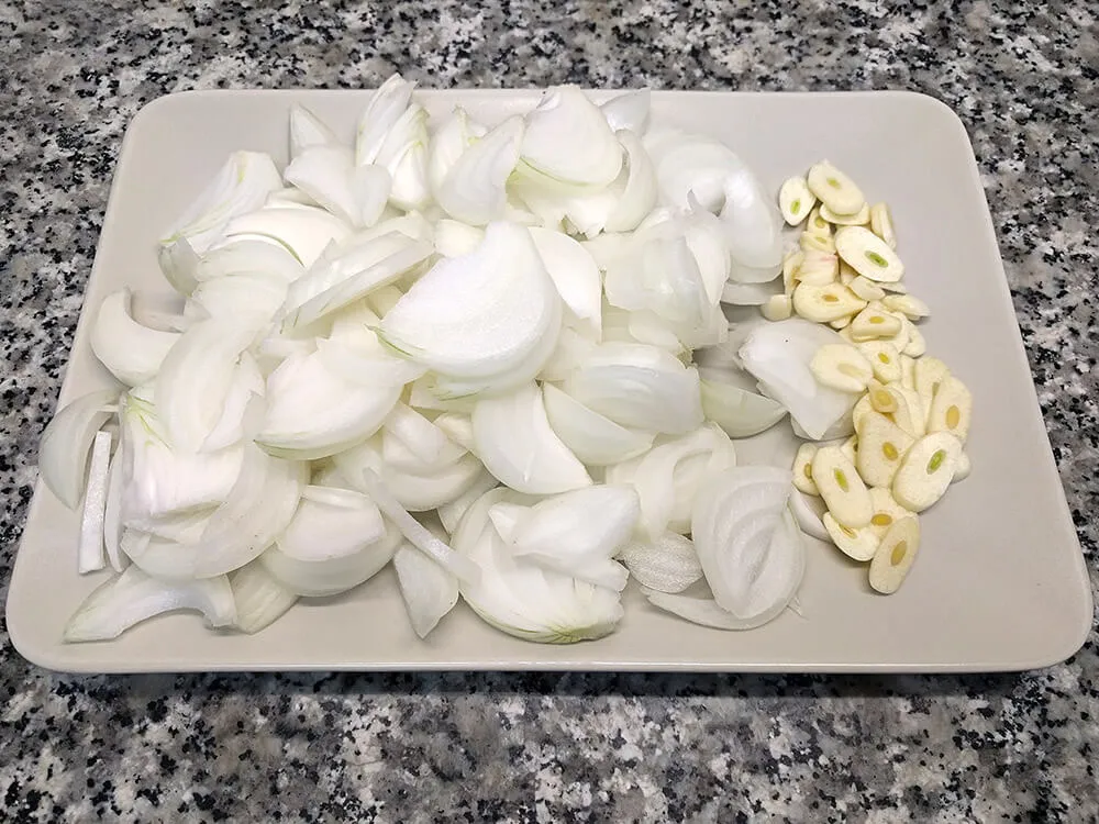 Cebolla en juliana y ajo laminado.